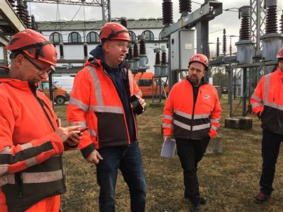 Med sund fornuft, erfaring og teknologisk hjælp trænes der el-sikkerhed på 60/10 kV-transformerstationen uden for Nord Energis hovedkontor i Hjørring. Foto: Jesper Tornbjerg